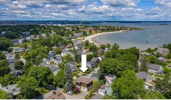 Building Photo - Stunning 4 Bed 2.5 Bath Steps from Willards Beach