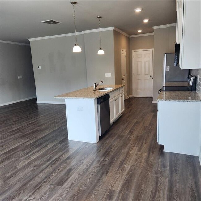 Building Photo - 5056 Silver Fox Trl