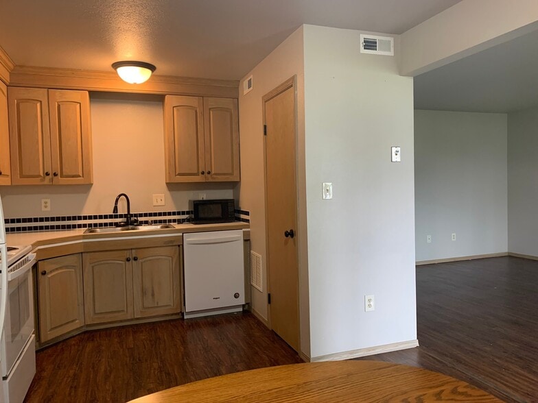 Building Photo - 1604 Sand Ct