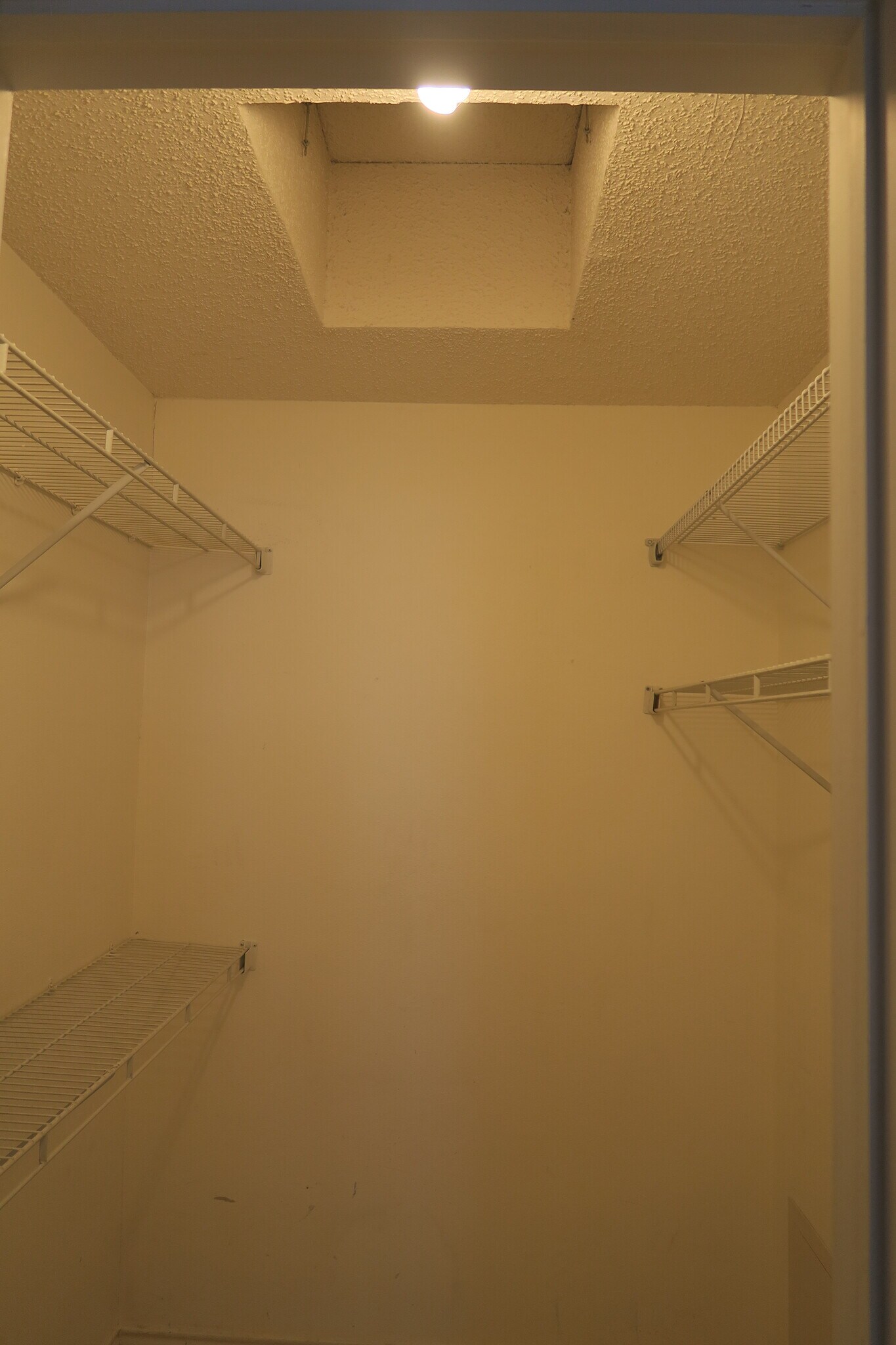 Walk- in closet - 1521 Lincoln Way