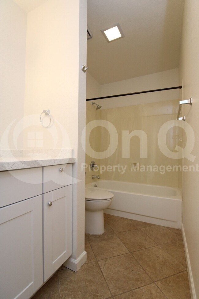 Building Photo - 55 E La Vieve Ln