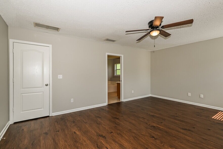 Building Photo - 14027 Crestwick Dr W