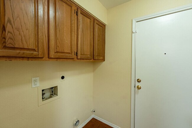 Building Photo - 2403 Monarch Dr