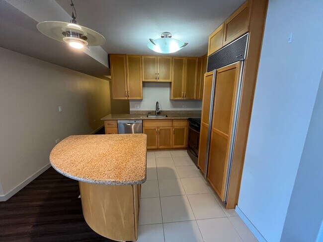Building Photo - Moana Pacific (Honolulu/Ala Moana) 2 bedroom + den with central AC and 2 covered parking
