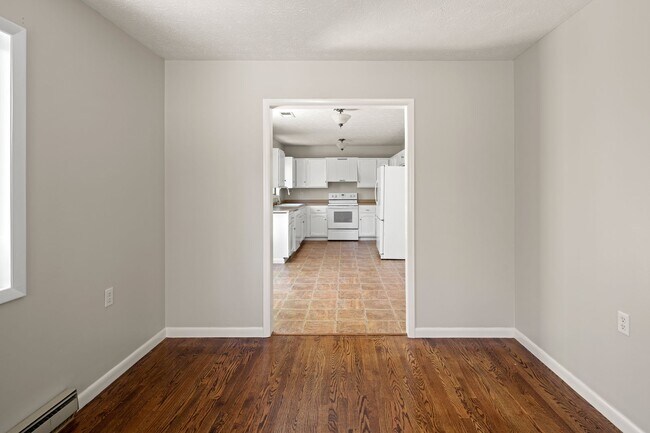 Building Photo - Lovely Home - Beautiful Wooded Setting