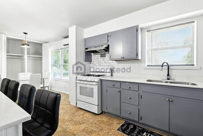 Building Photo - 7023 Westville Dr