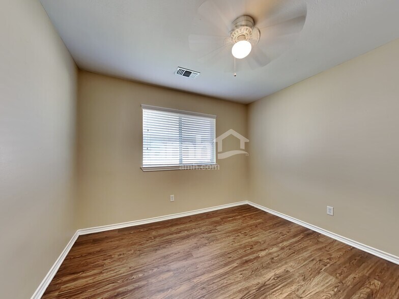 Building Photo - 5700 Creekway Dr