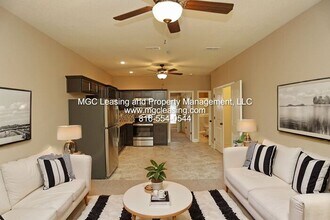 Building Photo - Eagle Creek Townhome with primary bedroom and bath on 1st level! June Specials Available