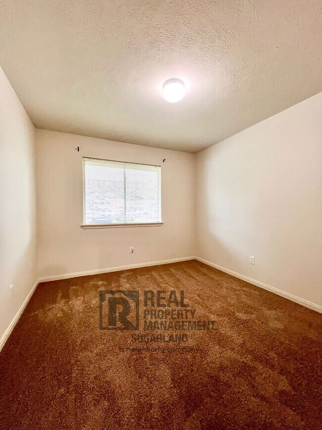 Building Photo - Beautiful One Story Home