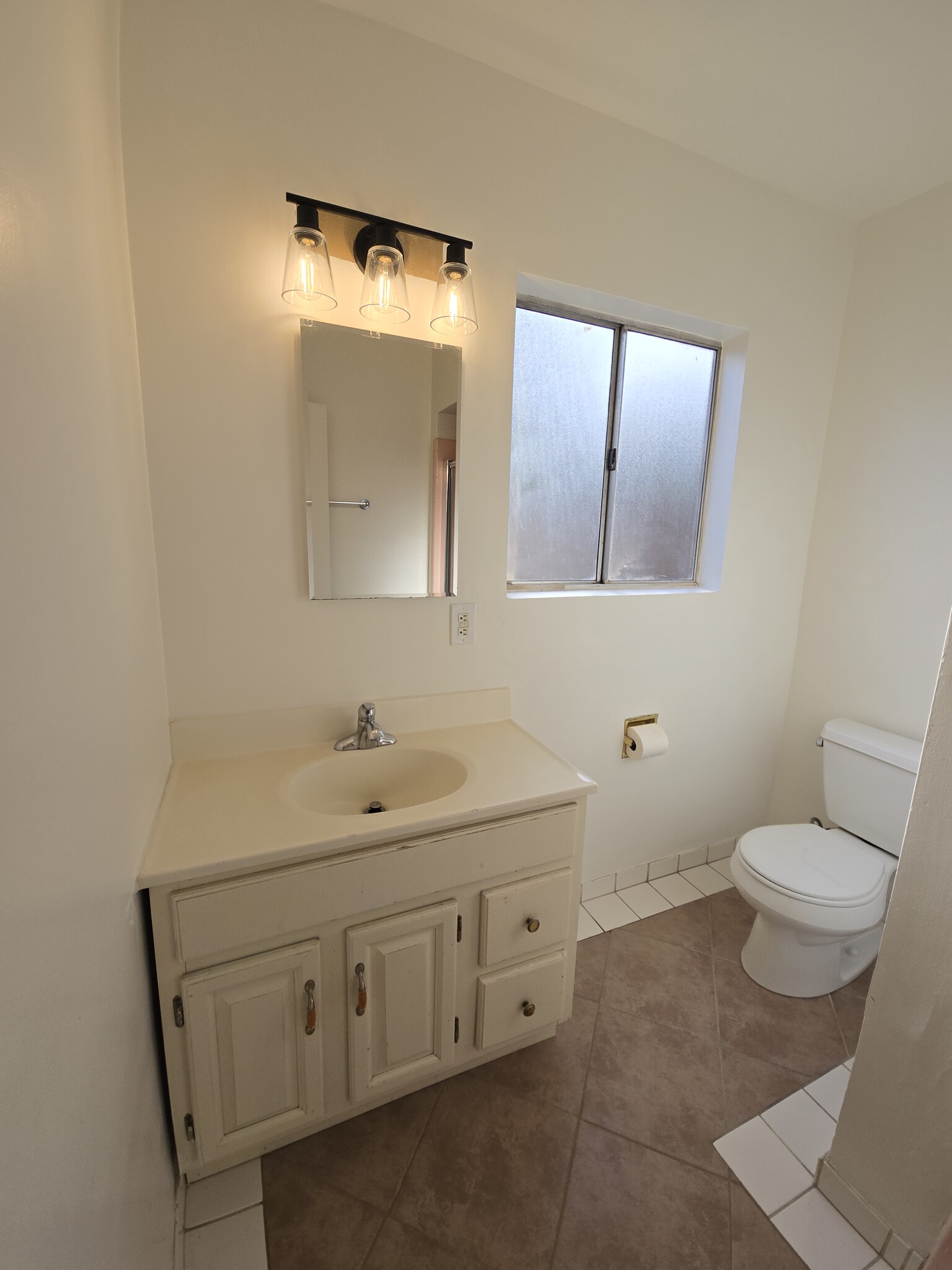 mbr bath - 7637 N Claybeck Ave