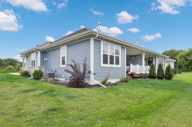 Building Photo - W204N1763 Laurel Pl