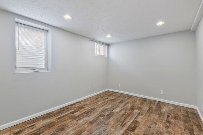 Building Photo - Does not qualify for government assistance...