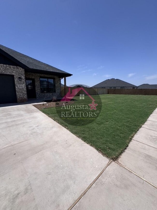 Building Photo - Sawdust Duplex