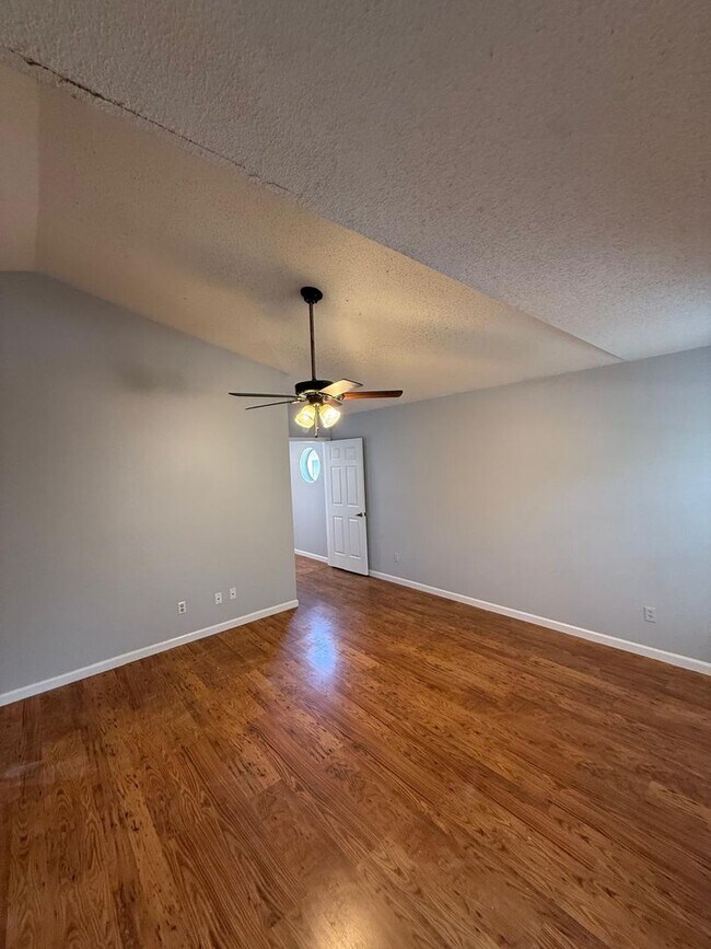 Building Photo - 1030 Knoll Wood Ct