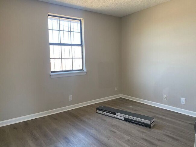 Building Photo - Renovated East Nash Duplex!