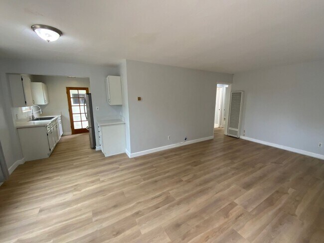 Building Photo - Great Location Close to Schools
