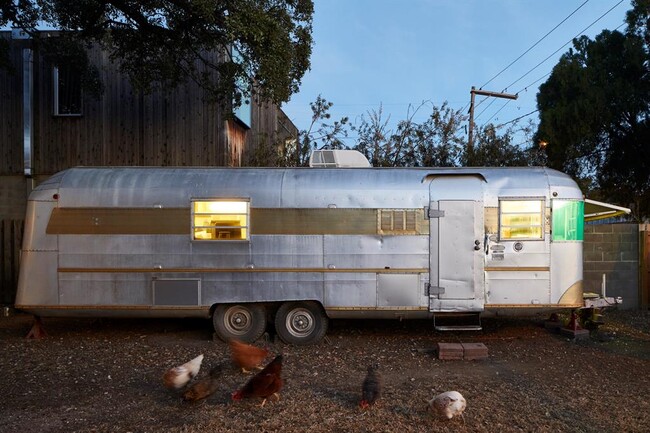 Building Photo - 902 W Mary St