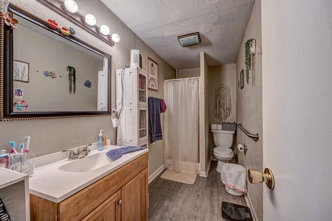 Building Photo - 4 Bedroom Rental Available February 15th!