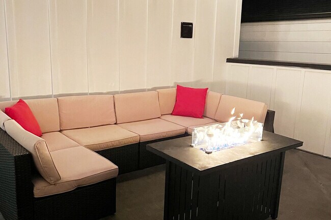 Building Photo - 2304 Live Oak St