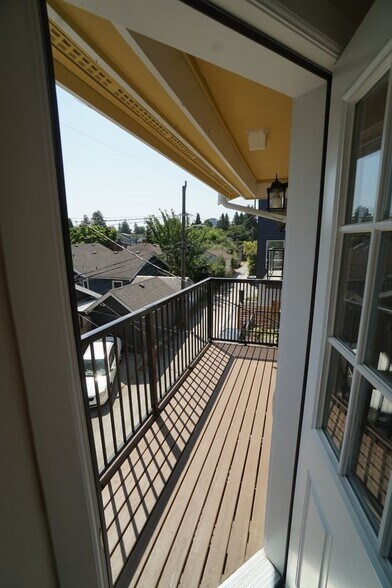 Building Photo - 5726 Roosevelt Way NE