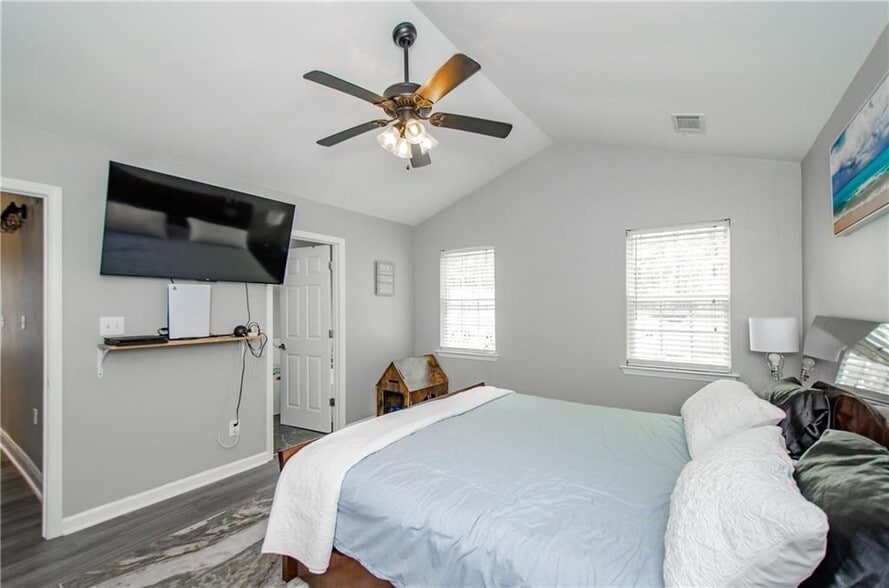 Building Photo - 238 Knob Hill Dr