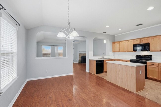 Building Photo - MOVE IN SPECIAL!