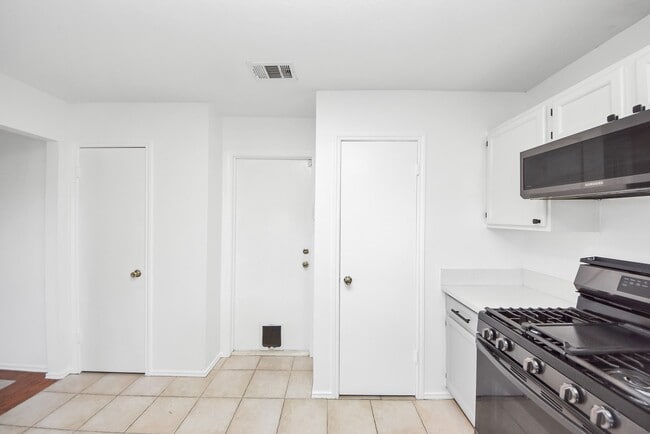 Building Photo - 403 Willow W Dr