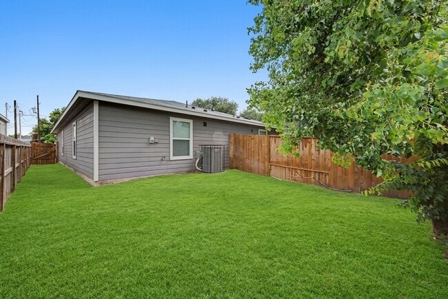 Building Photo - 5409 Nielan St