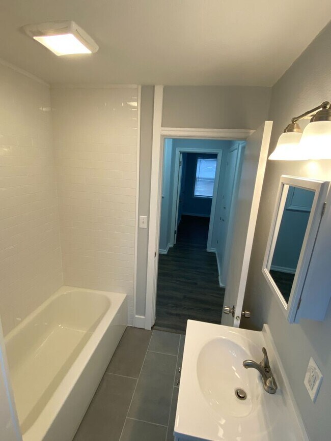 Building Photo - 2BR/1BA Apartment for Rent