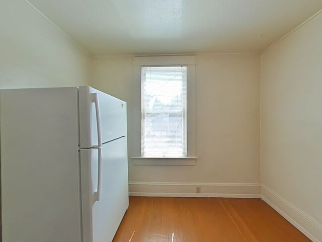 Building Photo - 1 Bedroom Tri-Plex ~ Close to Campus ~ Cat...