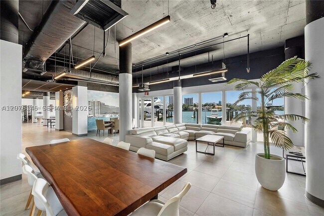 Building Photo - 900 Bay Dr E