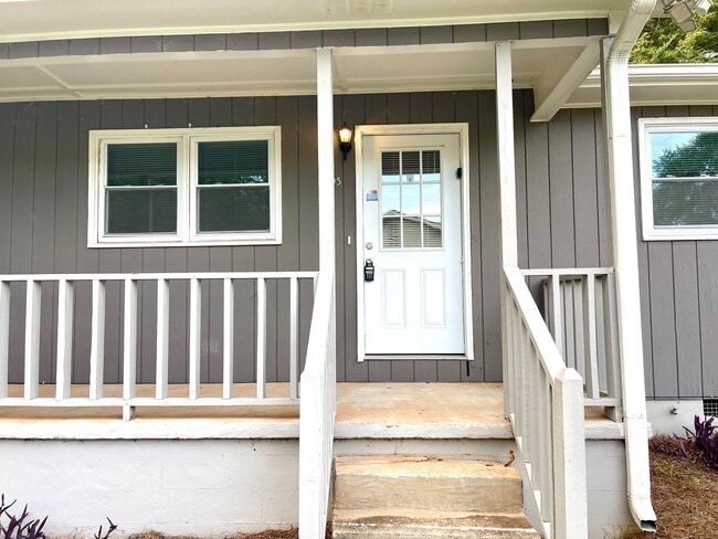 Building Photo - Welcome to this charming 2-bedroom, 1-bath...