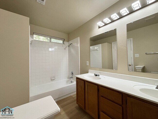 Building Photo - Big & Beautiful 5 bed/3.5 bath 2 Story hom...
