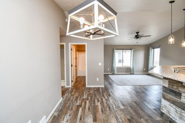 Building Photo - 5 Bedroom 3 Bathroom Single Family Home North Sioux Falls!
