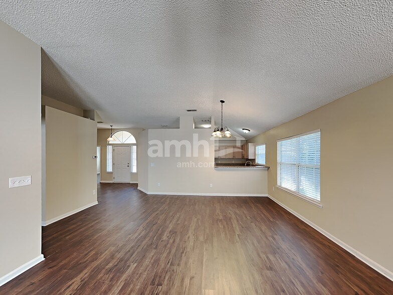 Building Photo - 6118 Alpenrose Ave