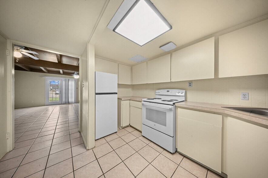 Building Photo - 208 E Starr Ave