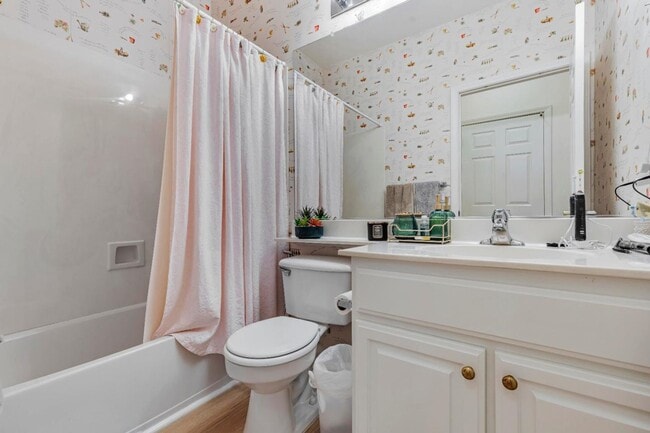 Building Photo - CHARMING 2 BEDROOM & 2 BATHROOM DUET! LOVE...