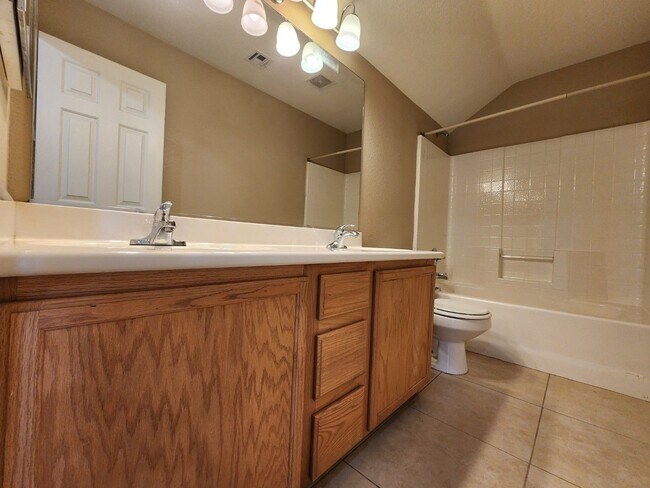 Building Photo - Charming 3 bedroom home with great curb ap...