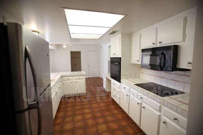 Building Photo - 8702 E Sells Dr