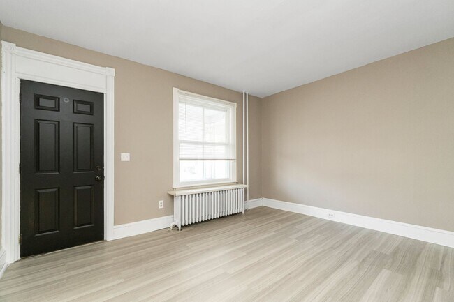 Building Photo - 458 Main St