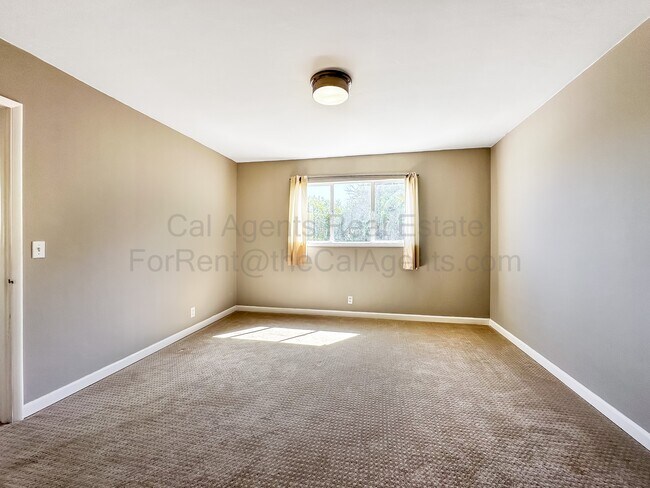 Building Photo - 7019 Outlook Ave