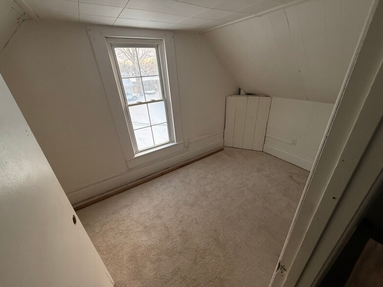 Building Photo - 1402 E Fox St