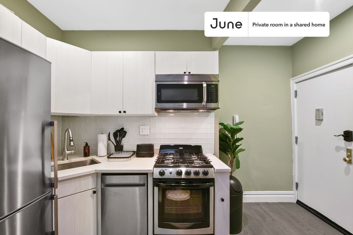 Building Photo - Private bedroom in 3 bed/1 bath Home