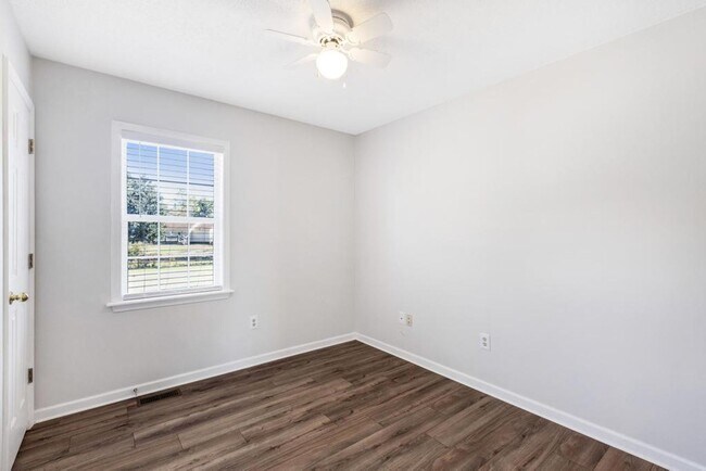 Building Photo - 4 Bedrooms/2 Bath Ranch Home!