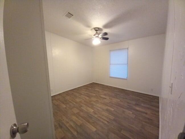 Building Photo - 209 S Ave B