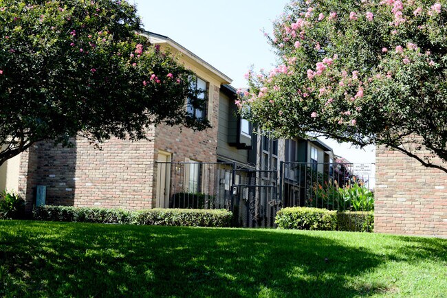 Building Photo - 2 Bd / 2 Ba Townhome Minutes Away From Campus & Downtown!