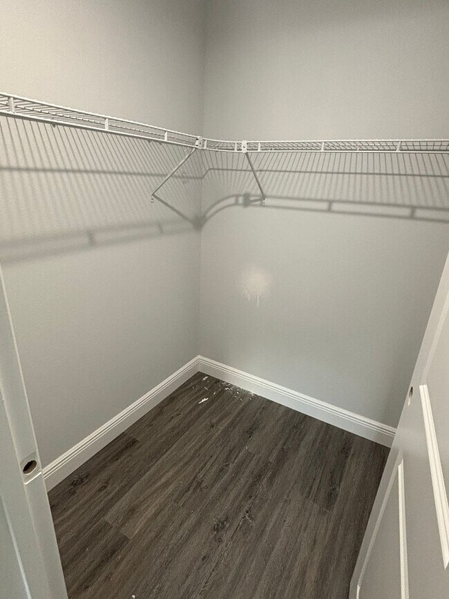Building Photo - LIKE NEW DESIGNER HOME 3/2 READY FOR NEW F...