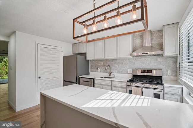 Building Photo - 1925 Dutch Village Dr