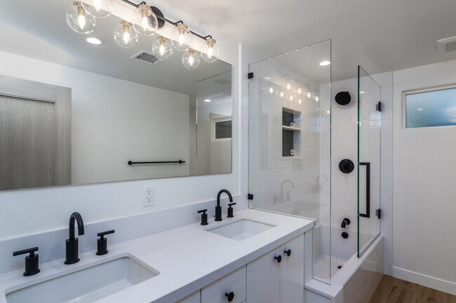 Building Photo - Beautiful First Neighborhood home!