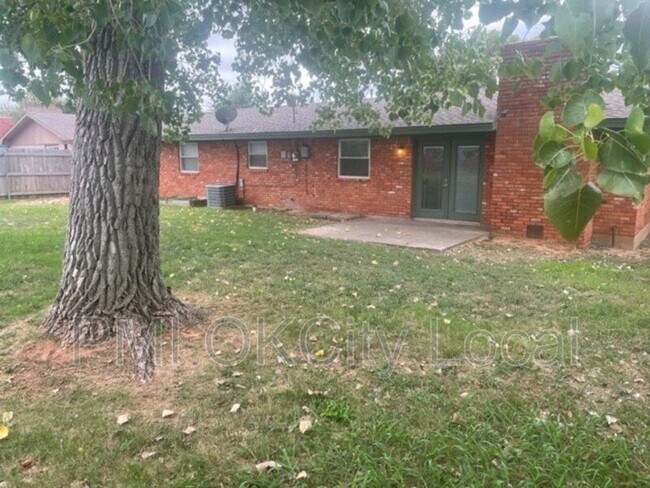 Building Photo - 3708 N Eagle Ln
